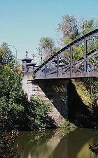 Archivo:Puente colgante Valladolid Rio Pisuerga detalle