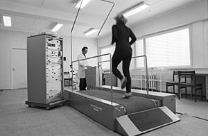 Archivo:RIAN archive 555848 Testing on treadmill