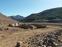 Ruinas de Campo de Luna en 2017 con el puente Carlos Fernández Casado al fondo