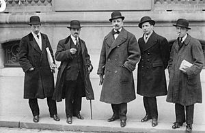 Archivo:Russolo, Carrà, Marinetti, Boccioni and Severini in front of Le Figaro, Paris, 9 February 1912