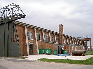 Archivo:Side of the Belfast hangar (geograph 5572909)