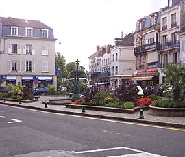 Square in Fontainebleau Town Centre.JPG