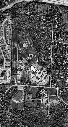 Archivo:St. Xavier High School (Cincinnati), 2000 aerial