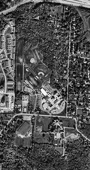 Archivo:St. Xavier High School (Cincinnati), 2000 aerial