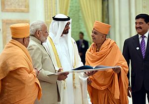 Archivo:The Temple Committee members presenting the Temple Literature to the Prime Minister, Shri Narendra Modi and the Crown Prince of Abu Dhabi, Deputy Supreme Commander of U.A.E. Armed Forces