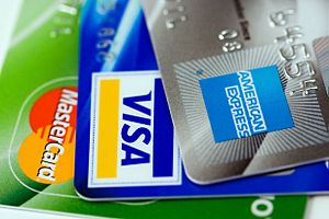 Archivo:Three credit cards- Visa, Mastercard and American Express (close-up on logos)