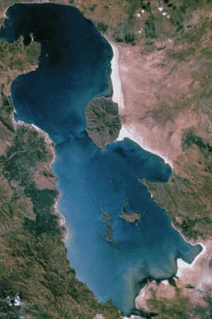 Archivo:Urmia lake drought