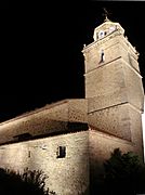 Vista nocturna de la iglesia parroquial de los santos Justo y Pastor de Villar del Cobo (Teruel)