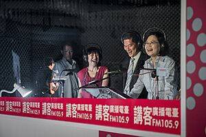 Archivo:06.23 總統出席「講客廣播電臺開播茶會」,與客委會主委李永得一同進入播音室發表談話 (35091231370)