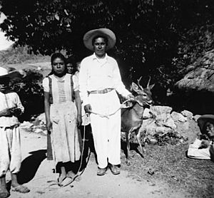 Archivo:1948 Campesinos achiutlecos con venado