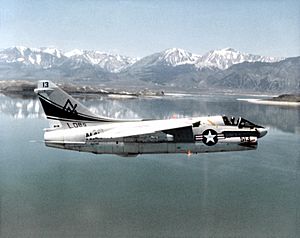 Archivo:A-7B Corsair II VA-305