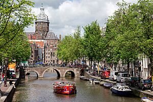Archivo:Amsterdam Canal Tour