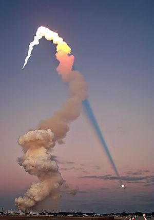 Archivo:Atlantis launch plume edit