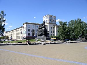 Archivo:Belarus-Minsk-Yakub Kolas Square-2