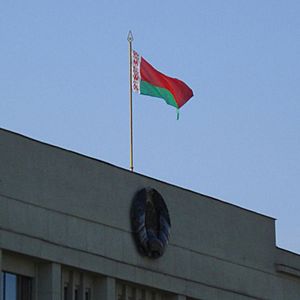 Archivo:Belarusian flag Minsk (cropped)