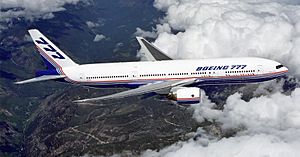 Archivo:Boeing 777 above clouds, crop