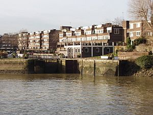 Archivo:Brentford Dock lock gates and Justin Close - geograph.org.uk - 1086302