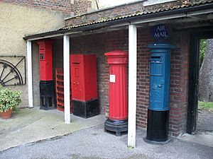 Archivo:Bruce Castle postboxes