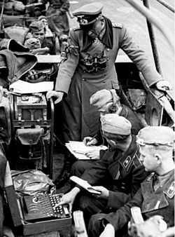 Archivo:Bundesarchiv Bild 101I-769-0229-10A, Frankreich, Guderian, "Enigma" cropped