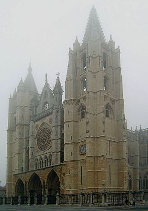 Archivo:Catedral de Leon (front) in mist