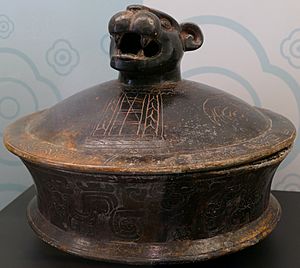 Archivo:Ceramic Pot with Cover decorated with a Jaguar Head ... Becan, Early Classi ( 200-600 AD)