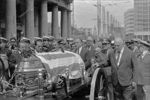 Archivo:Cortejo fúnebre de Oscar Gestido (cropped)