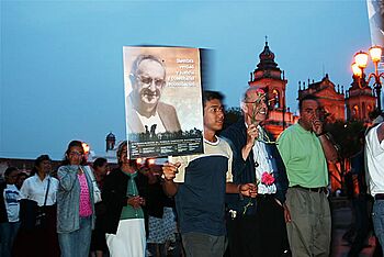 Archivo:En memoria del Monseñor Juan Gerardi 2007.