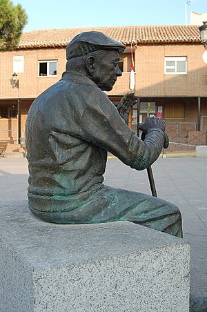 Archivo:Escultura del Anciano. Valmojado (Toledo)