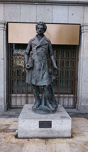 Archivo:Estatua del marqués de Pontejos en la plaza de las Descalzas (22 de noviembre de 2014, Madrid)