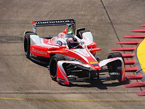 Archivo:Felix Rosenqvist (Mahindra Racing) at 2017 Berlin ePrix
