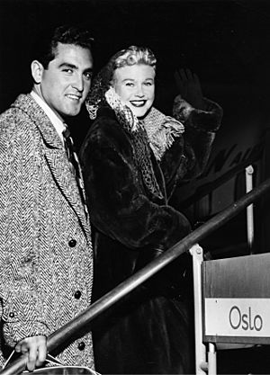 Archivo:Film star Ginger Rogers and her husband 1950s