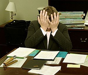 Archivo:Frustrated man at a desk (cropped)