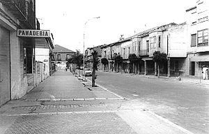 Archivo:Fundación Joaquín Díaz - Calle con soportales con vigas de madera. Panadería en primer término. - Medina del Campo (Valladolid)