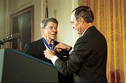 Archivo:GHW Bush presents Reagan Presidential Medal of Freedom 1993