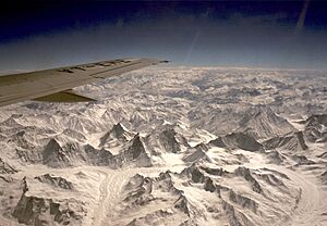Archivo:Himalayan mountains from air 001