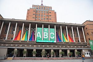 Archivo:Intendencia de Montevideo con colores del mes de la diversidad