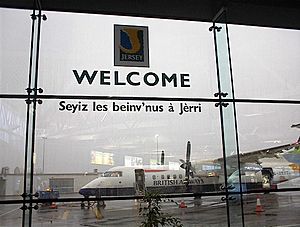 Archivo:Jersey Airport signage in Jèrriais