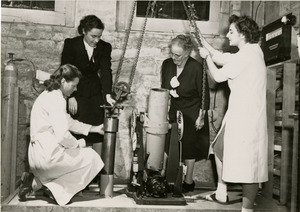 Archivo:Kathleen Zier, Anna Jane Harrison, Mary Sherrill, Marie Mercury, 1947
