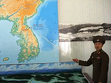 Archivo:Korean People's Army soldier pointing to the DMZ