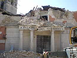 Archivo:L'Aquila eathquake prefettura