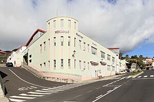 Archivo:La Palma - Villa de Mazo - Carretera Enlace Doctor Amilcar Morera Bravo + Mercadillo Municipal de Mazo 01 ies