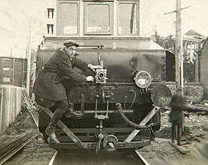 Archivo:Mikhail kaufman on train