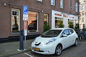Archivo:Nissan Leaf aan Amsterdamse laadpaal