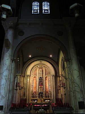 Archivo:Our Lady of Consolation (Carey, Ohio), interior, Our Lady of Consolation Shrine