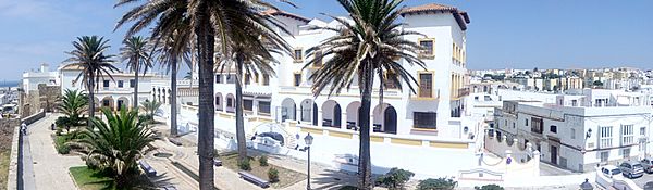 Archivo:Panorámica de la calle Amarguras, Tarifa (España)