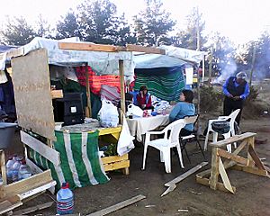 Archivo:People camping in La Cruz Hill