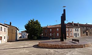 Archivo:Plaza Mayor de Villahizán de Treviño (2017)
