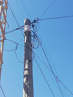 Archivo:Poste telefonico con caja telefónica (Zgharta) Líbano