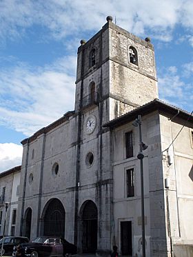 Pravia - Iglesia de Santa María la Mayor 03.jpg