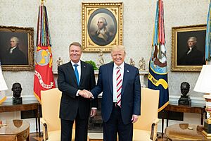 Archivo:President Trump Meets with the President of Romania (48587350737)